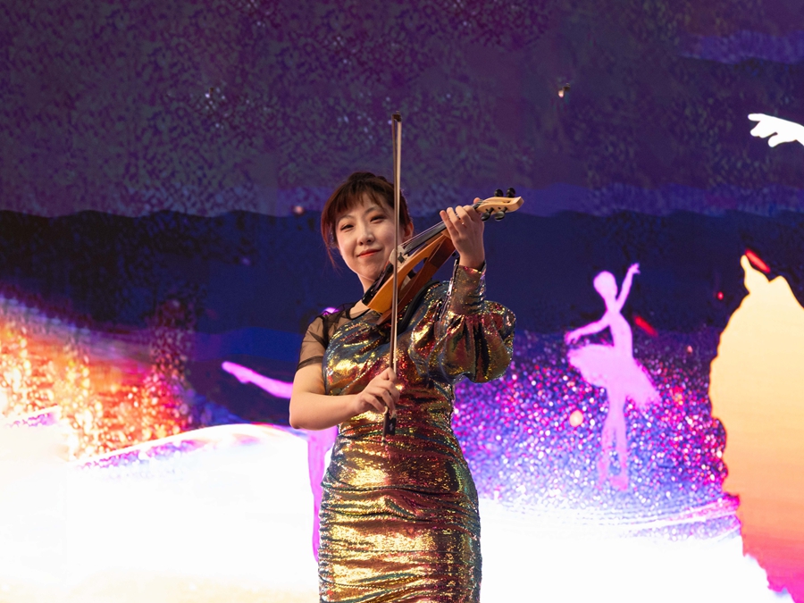 3.电小提琴独奏  《摇滚卡农》   表演者：周莫0309.jpg